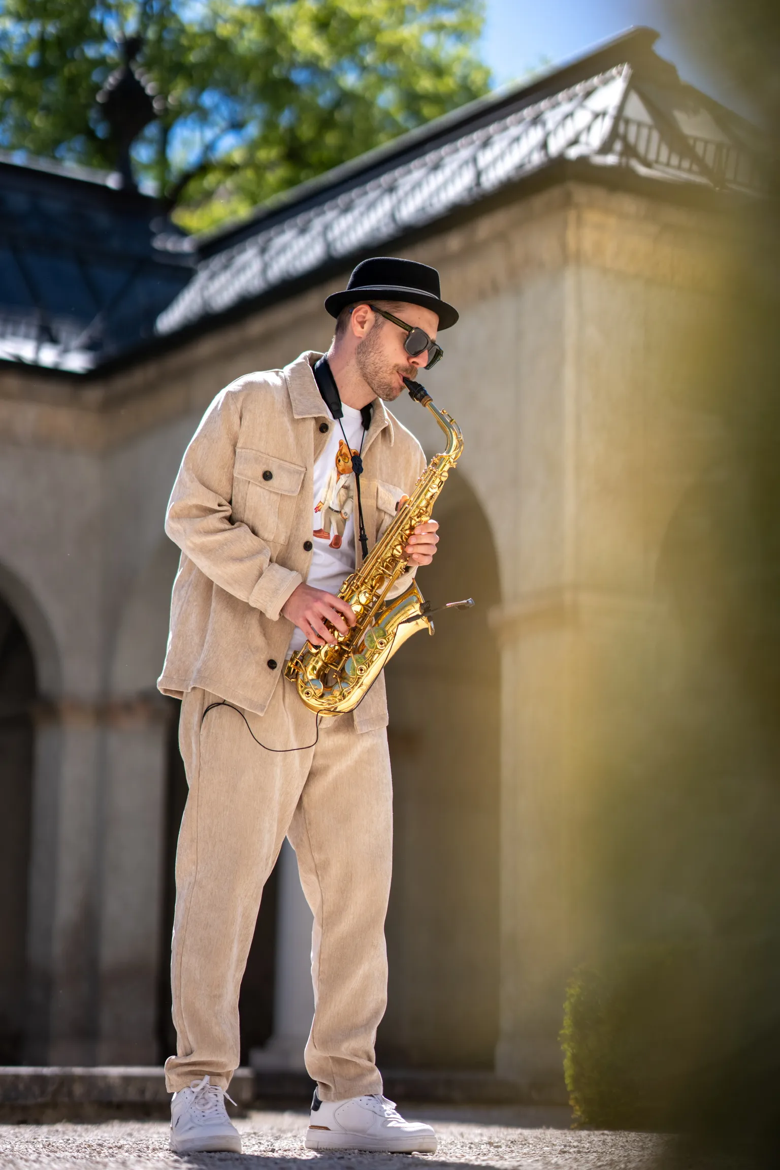 „Live-Saxophon beim entspannten Sektempfang nach der Trauung“