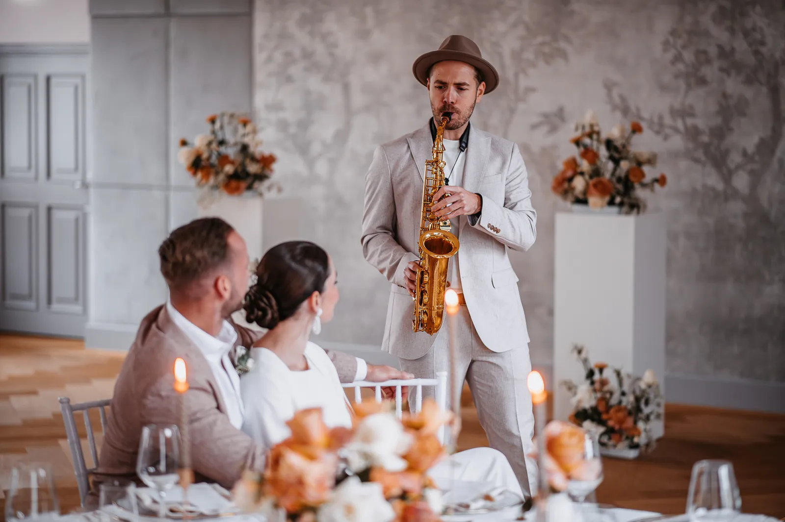 „DJ und Saxophonist mit Brautpaar auf der Hochzeit“