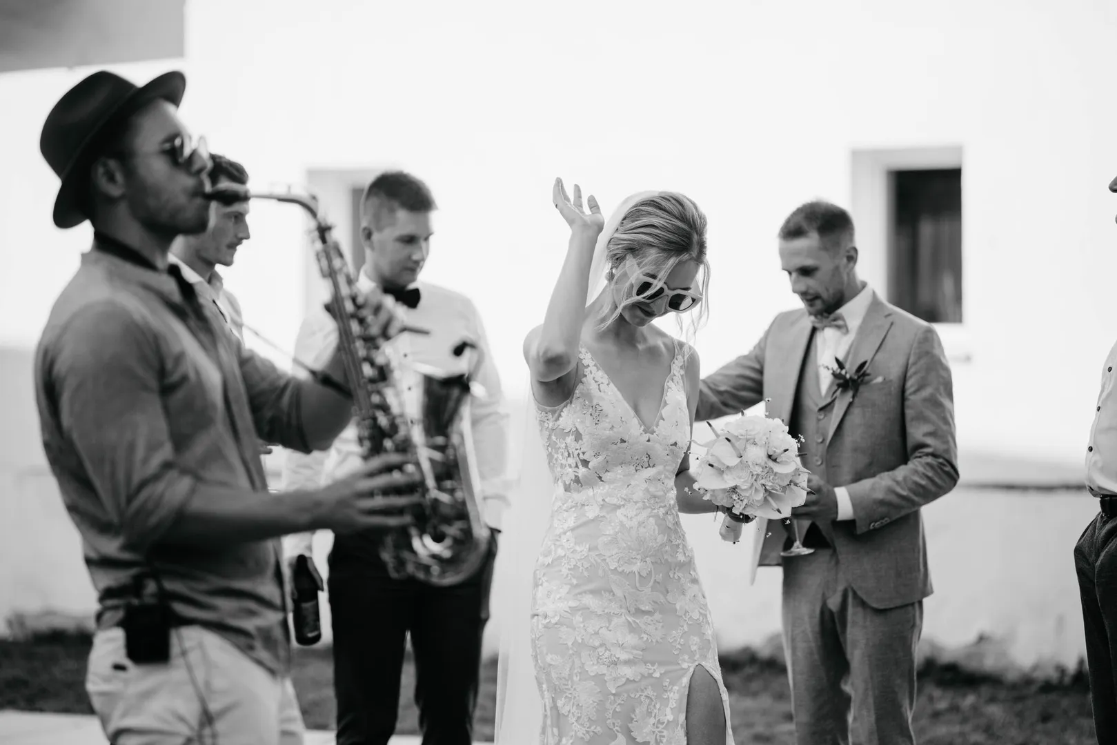 Day Party Hochzeit: DJ mit Saxophon beim Sektempfang 2026